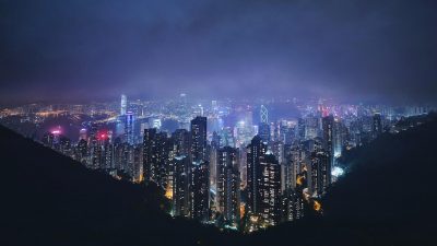 在线观看免费电影网站 2026年最新国产剧情电影封面，展示城市夜景与主角剪影，画面冷色调现代感强